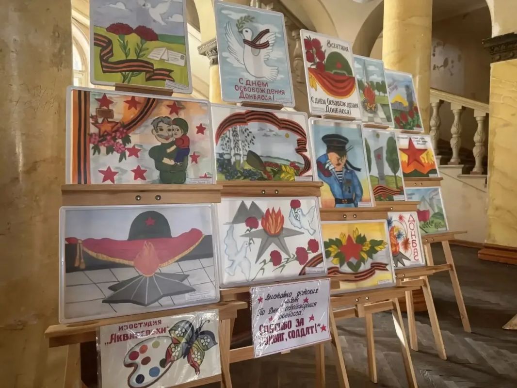 Сегодня, в фойе Зугрэсского Дворца культуры, открылась выставка рисунков образцовой студии изобразительного искусства «Радуга», студии изобразительного и декоративно-прикладного искусства «Акварельки», студии народного...