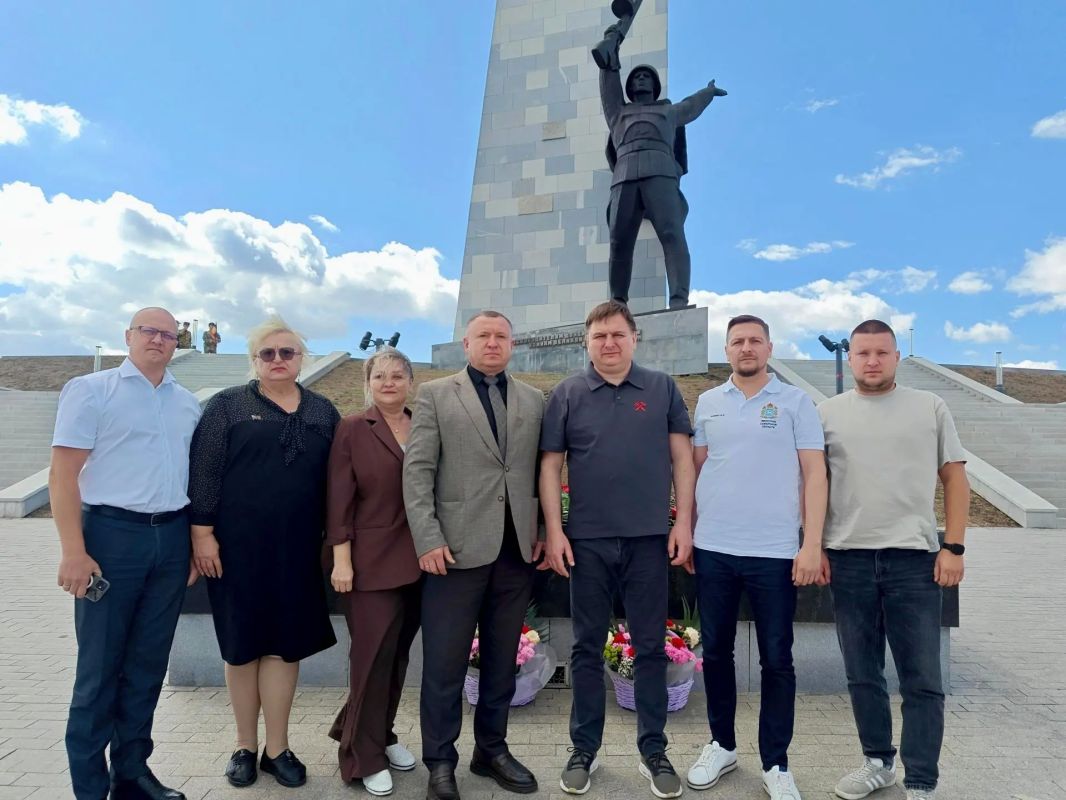 Снежнянцы почтили память героев на Саур-Могиле