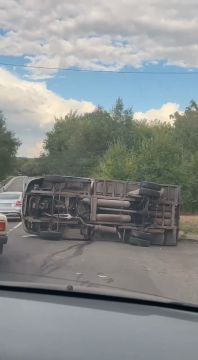 Судя по всему, ГАЗель перевернулась в Буденновском районе Донецка