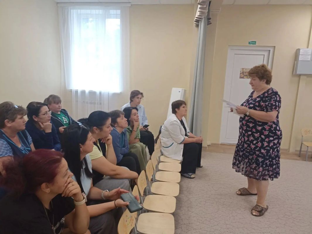 Лидер общественного мнения города Комсомольское Варвара Добрянская провела встречу с трудовым коллективом ГКДОУ «Комсомольский детский сад «Золотой ключик» Старобешевского МО»