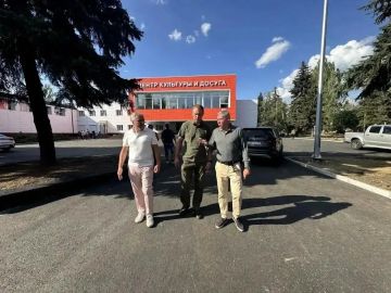 Глава Шахтерского муниципального округа Александр Шатов и и.о. министра строительства, ЖКХ и энергетики Магаданской области Андрей Матвеенко оценили окончание восстановительных работ в Центре культуры и досуга Ждановки