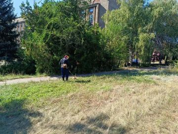 Сегодня, 9 сентября, с целью приведения территории в надлежащее санитарное состояние силами Управы Кировского внутригородского района Администрации городского округа Макеевка проведены работы по покосу сорных и карантинных...