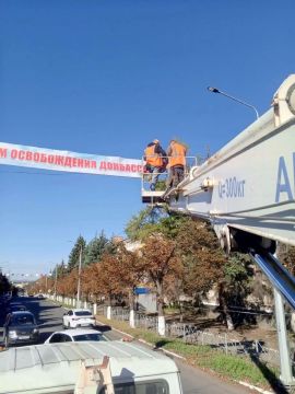 Коммунальщики Снежного продолжают благоустраивать территории общего пользования