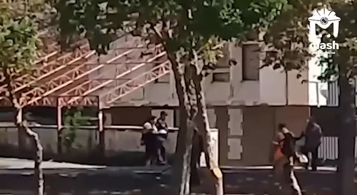 Коммунальщиков застали за покосом фантомного газона (а по факту опавших листьев) в Мариуполе