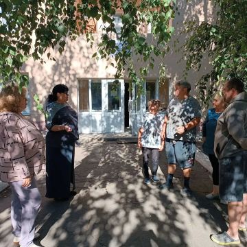 Депутат Снежнянского городского совета от политической партии ЛДПР Татьяна Владимировна Журавлёва провела встречу с жителями на закреплённой территории при участии представителей местной администрации