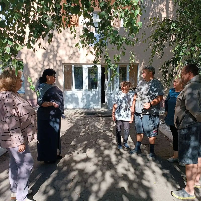 Депутат Снежнянского городского совета от политической партии ЛДПР Татьяна Владимировна Журавлёва провела встречу с жителями на закреплённой территории при участии представителей местной администрации