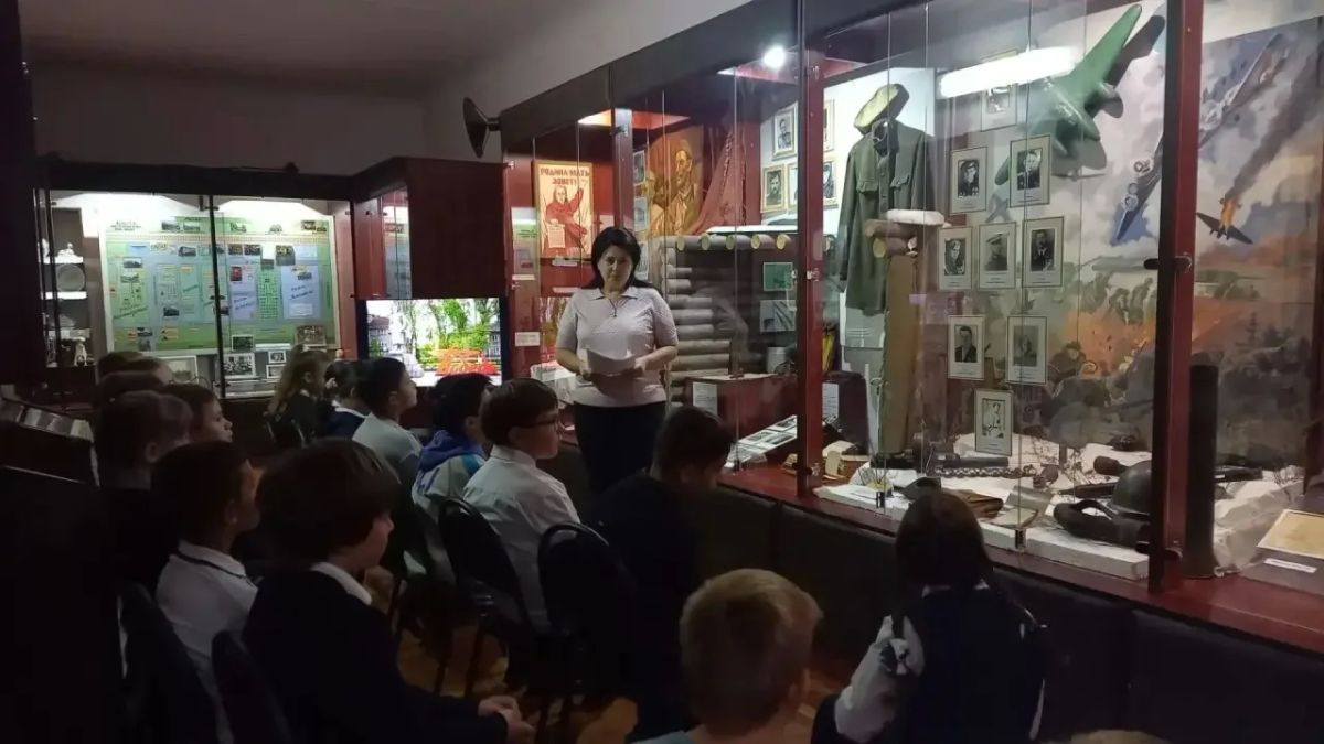 В МБУ «Музей истории города Харцызска» для учащихся, студентов и жителей города продолжается проведение экскурсий, посвященных Освобождению Донбасса и Харцызска от немецко - фашистских захватчиков в 1943 году