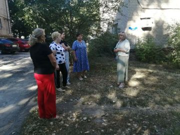 8 сентября, в рамках поручения Главы ДНР Дениса Пушилина спикер Центрально-Городского внутригородского района Лариса Лифанова провела встречу по адресу: г. Макеевка, ул. Карла Либкнехта, 7.