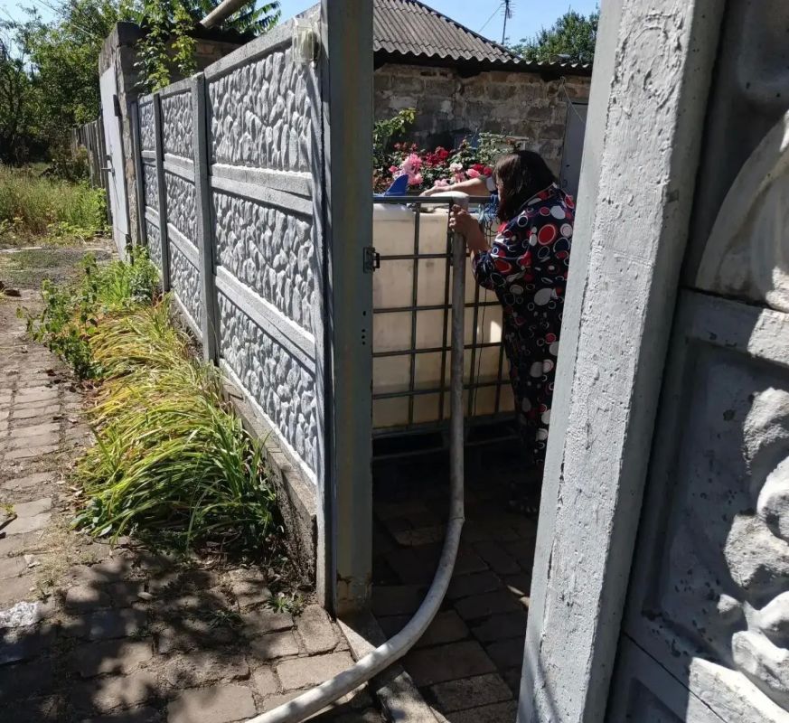 В Кировском внутригородском районе при поддержке региона-шефа Московская область продолжается подвоз воды для жителей домов, в которые в установленный графиком день не поступила вода