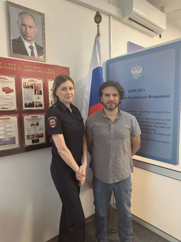 Стражи правопорядка помогли оформить документы иностранцу
