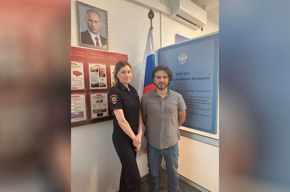 Иностранцу в ДНР помогли оформить разрешение на временное проживание
