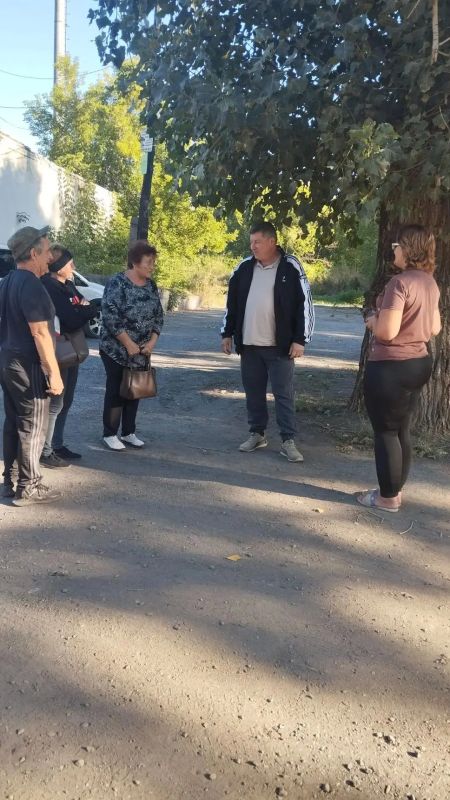 Анатолий Курнышов, начальник Белояровского территориального отдела, провёл встречу с жителями села Белояровка, где обсудил ряд важных вопросов:
