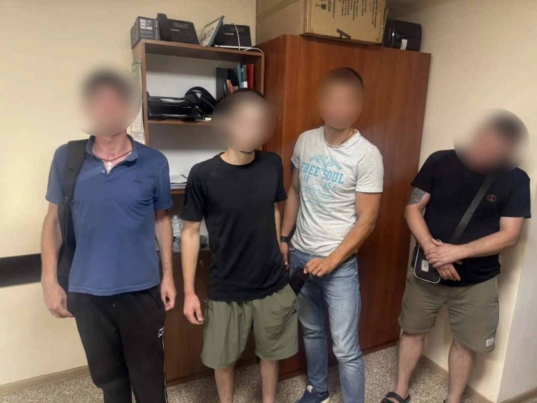200 граммов синтетики и 90 тысяч рублей: в Мариуполе задержали двух подозреваемых в наркосбыте