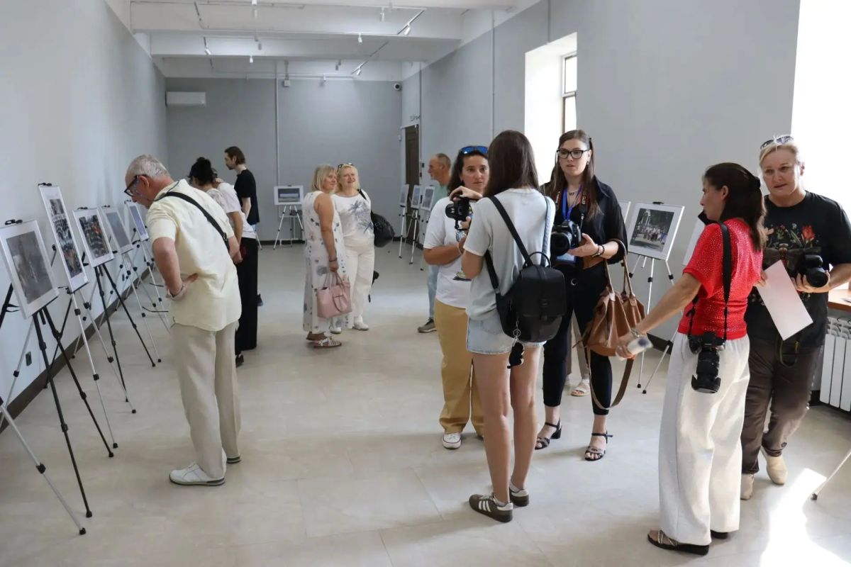 Ко Дню года в Краеведческом музее открылась выставка Мариупольского фотоклуба и Мариупольского филиала Союза фотохудожников России «Мариуполь в объективе: история, люди, моменты»
