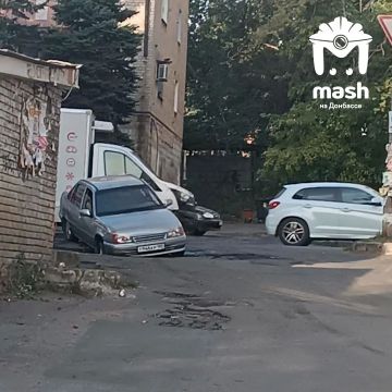 Яма поедает машину на улице Октября в Донецке
