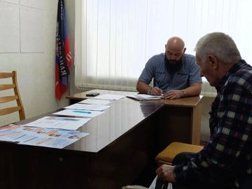 Замглавы администрации Амвросиевского муниципального округа Виталий Щуров провел прием граждан