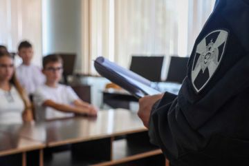 Сотрудники Росгвардии провели урок мужества для школьников в Донецке