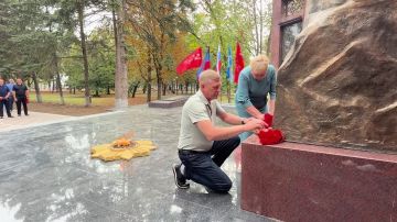 Сергей Юзвинкевич: Сегодня, в День освобождения поселка Володарское от немецко-фашистских захватчиков вместе с трудовыми коллективами и представителями военного комиссариата возложили цветы к памятнику воинам-односельчанам...