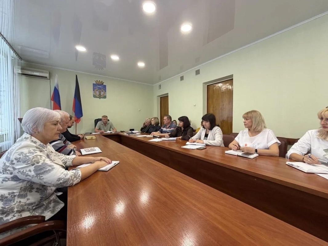 Сергей Юзвинкевич: Провёл расширенное аппаратное совещание с начальниками отделов и структурных подразделений администрации Володарского муниципального округа, руководителями предприятий, а также территориальных...