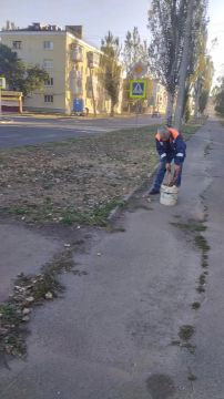 С заботой об округе. На минувшей рабочей неделе коллектив Ясиноватского жилищно-эксплуатационного комбината продолжал комплексную работу по благоустройству округа, стараясь создать в наших населенных пунктах территорию уюта...