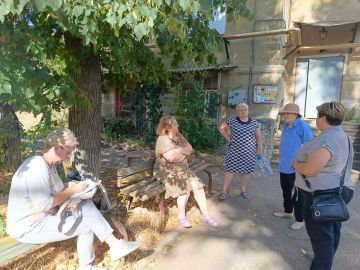 Начальник Зугрэсского территориального отдела Наталья Марушка провела встречу в городе Зугрэс, по улице Пушкина, д. 8