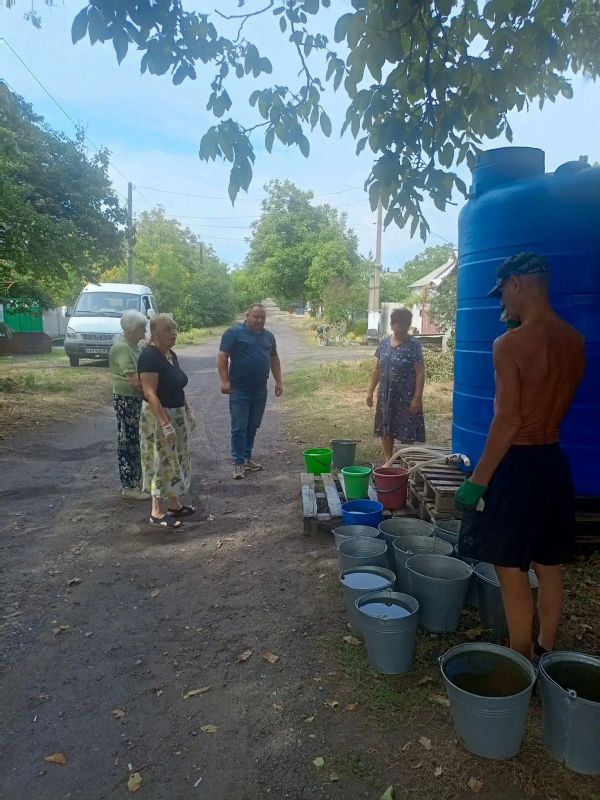 Депутат Торезского городского совета Василий Лавришин проконтролировал подвоз воды в ранее установленную емкость по ул. Дунайская