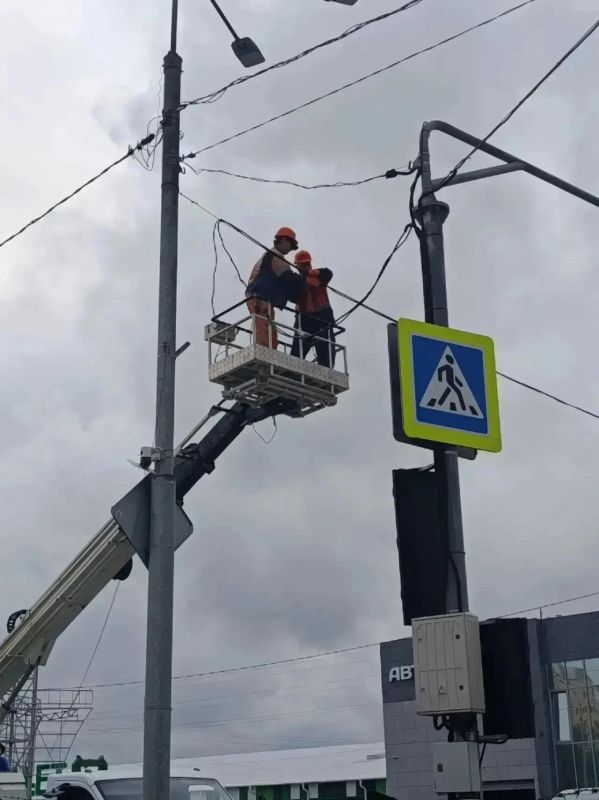 Мариупольские коммунальщики продолжают благоустройство общественных пространств