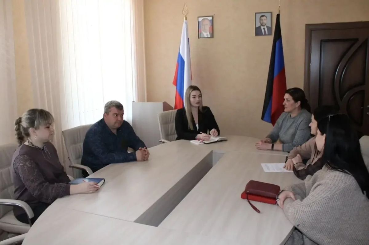 Роман Конев: 15 сентября 2026 года депутаты Горловского городского совета от фракции «Единая Россия» — София Потапова, Олег Сладкевич, Елена Кузьмина — провели встречи с трудовыми коллективами