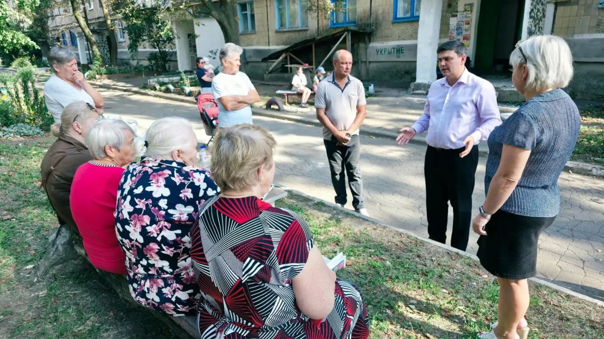 16 сентября Глава муниципального образования городской округ Торез Артём Чесноков провёл встречу с населением по адресу: мкр-он 2, д.32