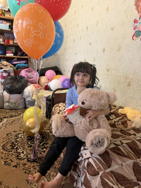 Уполномоченный по правам детей в Донецкой Народной Республике Таисия Чернявская поздравила с Днем рождения младшую дочь семьи, недавно эвакуированную из освобожденных территорий