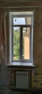 В Ясиноватой продолжается работа по остеклению окон в жилом секторе, пострадавшем от обстрелов