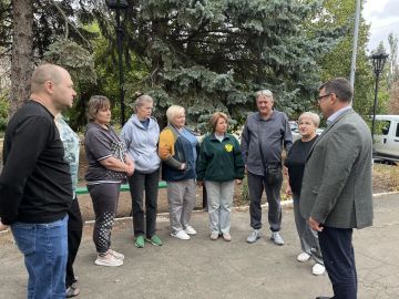 Василий Овчаров: Встретился с трудовыми коллективами филиала Фонда Защитников Отечества, отделением Комитета семей воинов Отечества и территориального отдела города Новоазовска