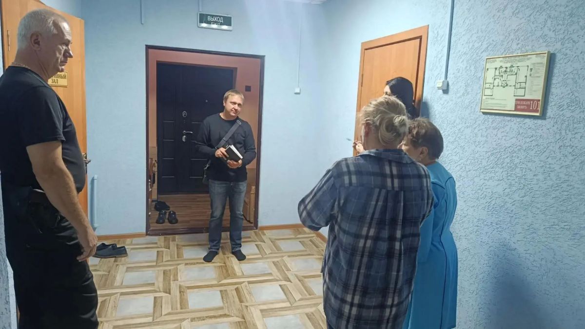 Сегодня, 17 сентября, в Советском внутригородском районе депутат Макеевского городского совета первого созыва Андрей Зотеев провел встречу с жителями жилого массива имени Кирова в помещении детского сада № 179