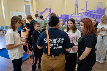 Порядка 50-ти школьников Харцызска посетили практическое занятие по оказанию первой помощи
