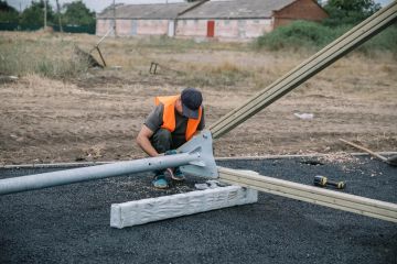 Антон Кольцов: Приступили к монтажу оборудования на новой детской площадке на улице Ленина в Старом Крыму