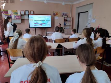 Диалог со СВОим героем. Что такое героизм? Как становятся теми, на кого равняются? На эти вопросы искали ответы активисты первичного отделения школы № 13 на встрече с человеком, который знает о мужестве не понаслышке В...