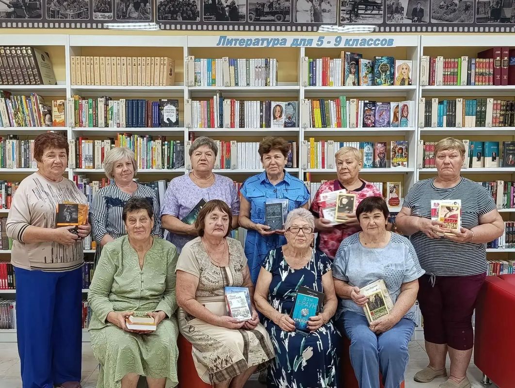 "Библиотека героев".. 17 сентября участницы нашего клуба "60+. Перезагрузка" Боевского сельского дома культуры - структурного подразделения МКУ "Володарский дом культуры" побывали с экскурсией в обновлённой Боевской...