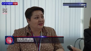 Министр образования и науки ДНР Олег Трофимов и председатель Народного Совета ДНР Константин Кузьмин проголосовали на выборах депутатов Государственной Думы