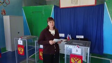 Жительница Горняцкого района Соколова Елена пришла на избирательный участок – её выбор, её голос за то, каким будет завтрашний день