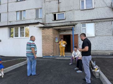 Начальник Тельмановского территориального отдела Администрации Тельмановского муниципального округа провел встречу с жителями по проспекту Тельмана, 13 в пгт Тельманово