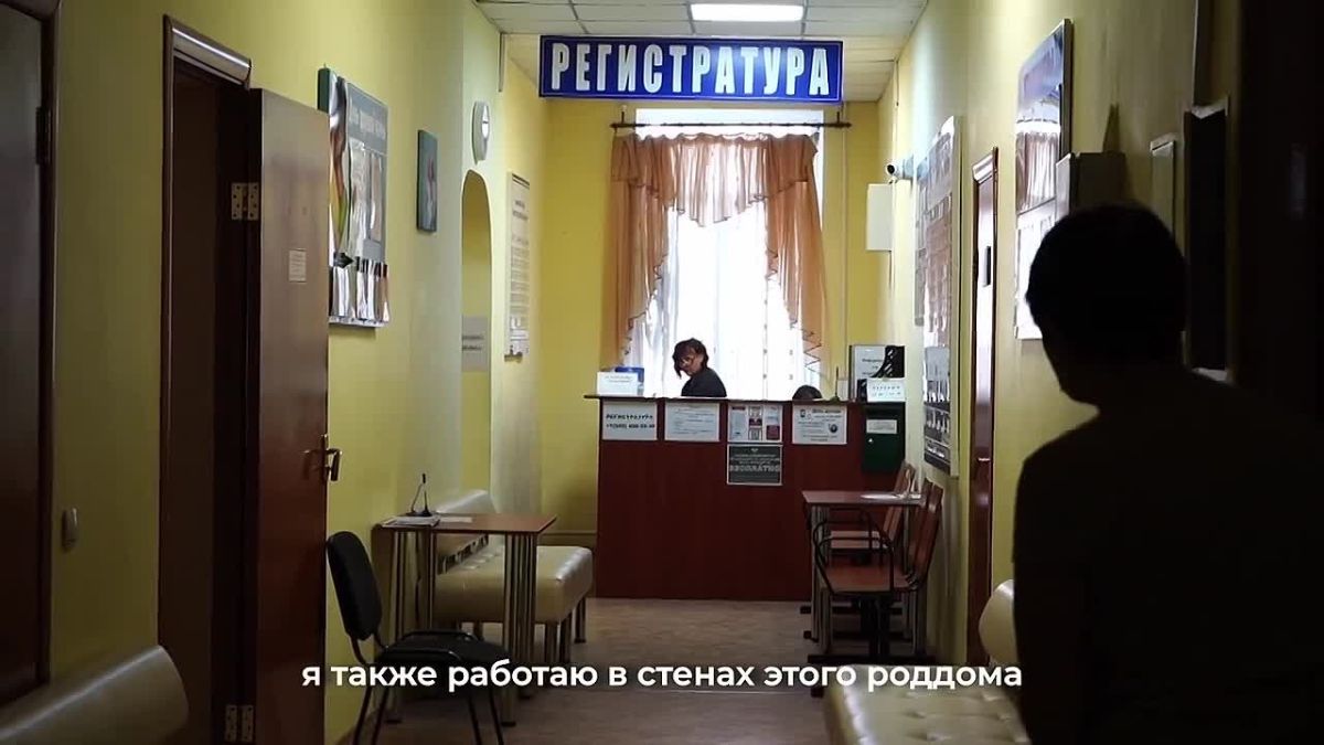 Голосуют даже в роддоме. Сотрудники и роженицы Городского родильного дома Макеевки приняли участие в выборах депутатов Государственной Думы РФ. Выездная избирательная комиссия приехала прямо в роддом, чтобы женщины и медики...