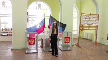 На открытии избирательного участка в Кировском районе Макеевки праздничную атмосферу создали талантливые представители молодёжи, которые впервые приняли участие в голосовании