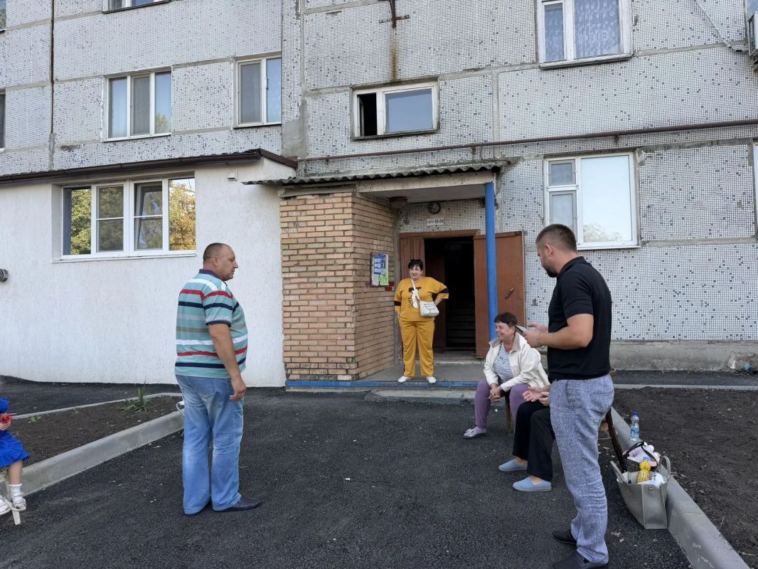Начальник Тельмановского территориального отдела Администрации Тельмановского муниципального округа провел встречу с жителями по проспекту Тельмана, 13 в пгт Тельманово