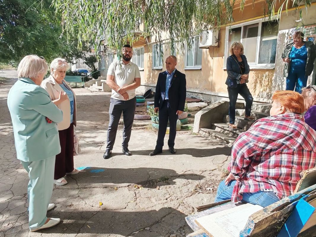 Встреча с населением. Заместитель Председателя Торезского городского совета Андрей Пашков провёл встречу с жителями многоквартирного жилого дома № 2 микрорайона 1. В ходе встречи были обсуждены актуальные для жителей вопросы