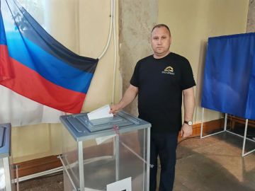 Председатель Торезского городского совета Александр Казмерчук посетил один из избирательных участков городского округа Торез, чтобы принять участие в очном голосовании