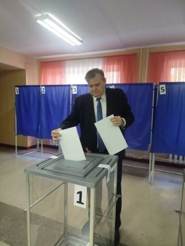 Заместитель главы администрации городского округа Горловка Алексей Ивахненко принял участие в голосовании на выборах депутатов Государственной Думы Российской Федерации