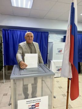 Депутат Мангушского муниципального округа Михаил Ставрулов принял участие в голосовании