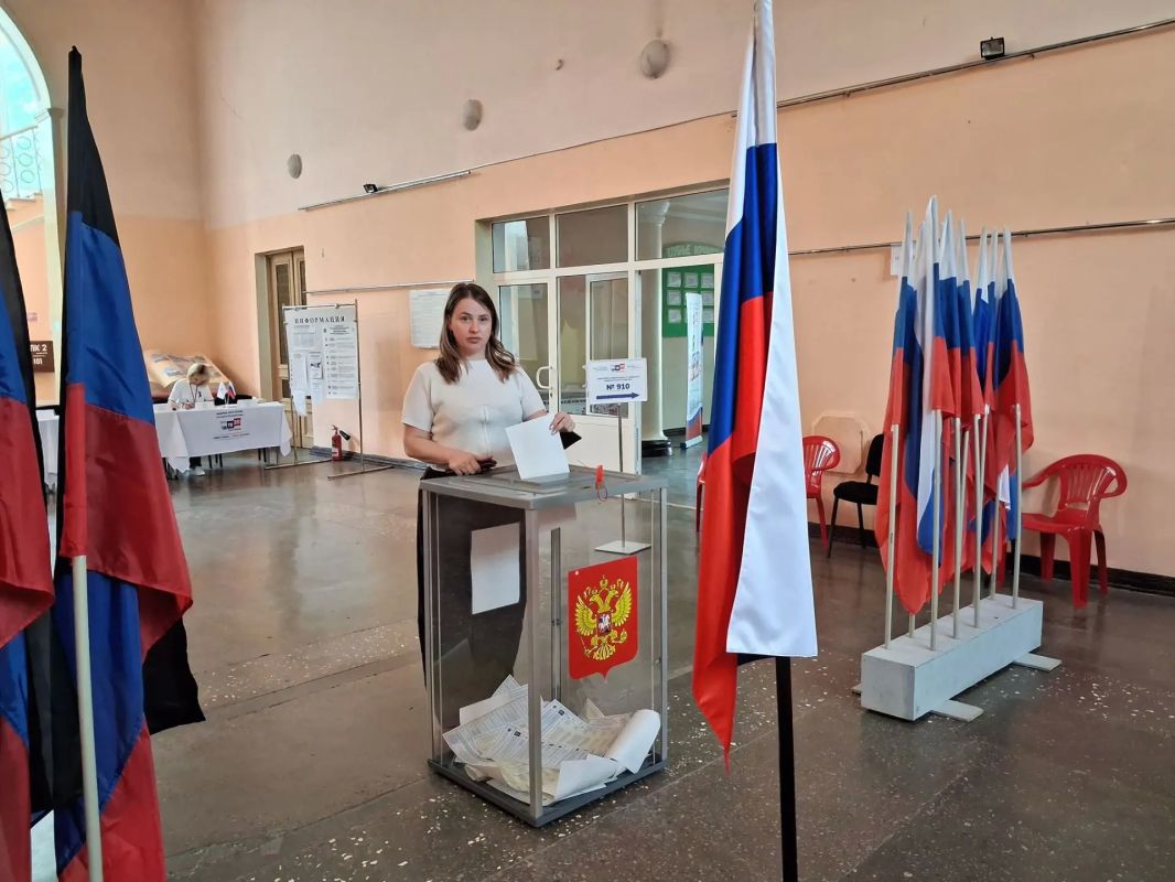 Депутат Амвросиевского муниципального совета Виктория Кудряшова приняла участие в самом важном для нашего государства мероприятии - выборах в Государственную думу Российской Федерации