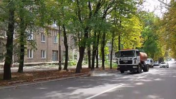 Сегодня, 21 сентября, с целью приведения территории в надлежащее санитарное состояние силами МУП АГМ «Перспектива» проведены работы по механизированной уборке проезжей части автодороги по ул. Депутатской. #чистая_страна...