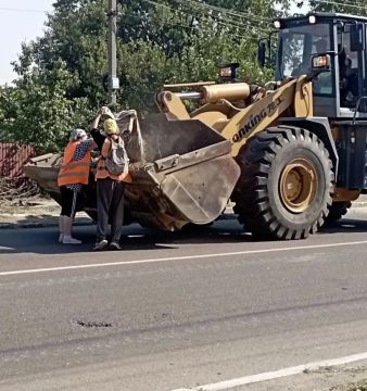 С заботой об округе. Коллектив Ясиноватского жилищно-эксплуатационного комбината на минувшей неделе отработал активно и слаженно, обеспечивая чистоту и порядок в округе
